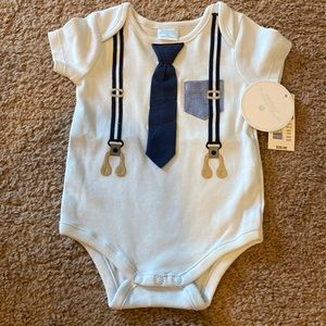 ⭐️5 for $25 - Baby boy onesie with tie and suspenders 6 M new with tags